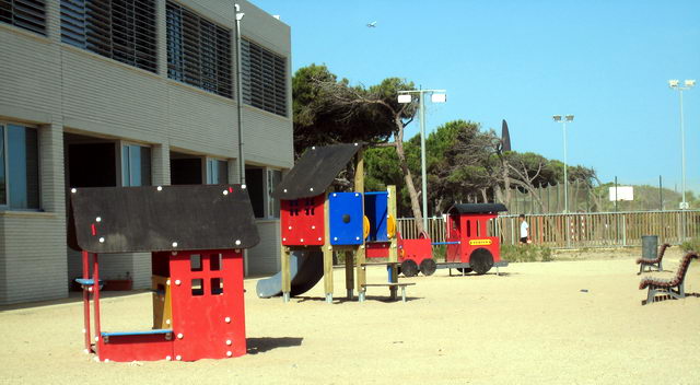 Nuevos juegos infantiles instalados por el Ayuntamiento de Gav en la 'Escola Gavà Mar' (13 de Junio de 2009)